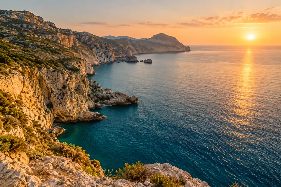 Una costa al atardecer